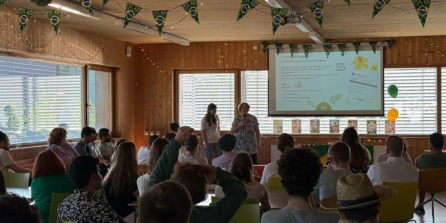 Catherina Ertl und Verena Nirschl vom International Office informierten über Möglichkeiten, für ein Studiensemester oder ein Praktikum nach Brasilien zu gehen.