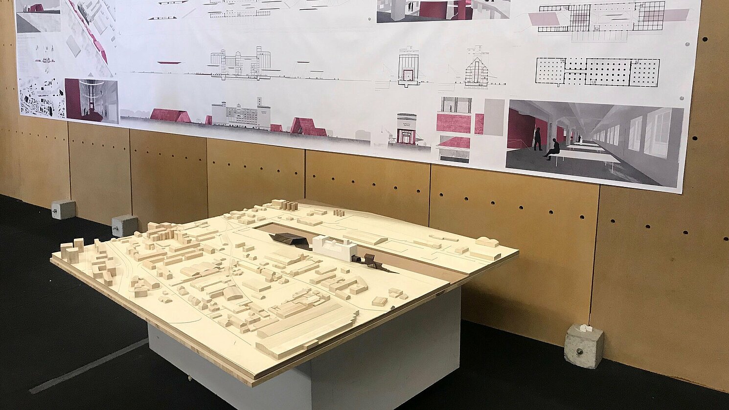 Die Studierenden hatten Pläne und Modelle zum Projekt erarbeitet; hier die Arbeit von Felix Mühlbauer und Simon Spreider.