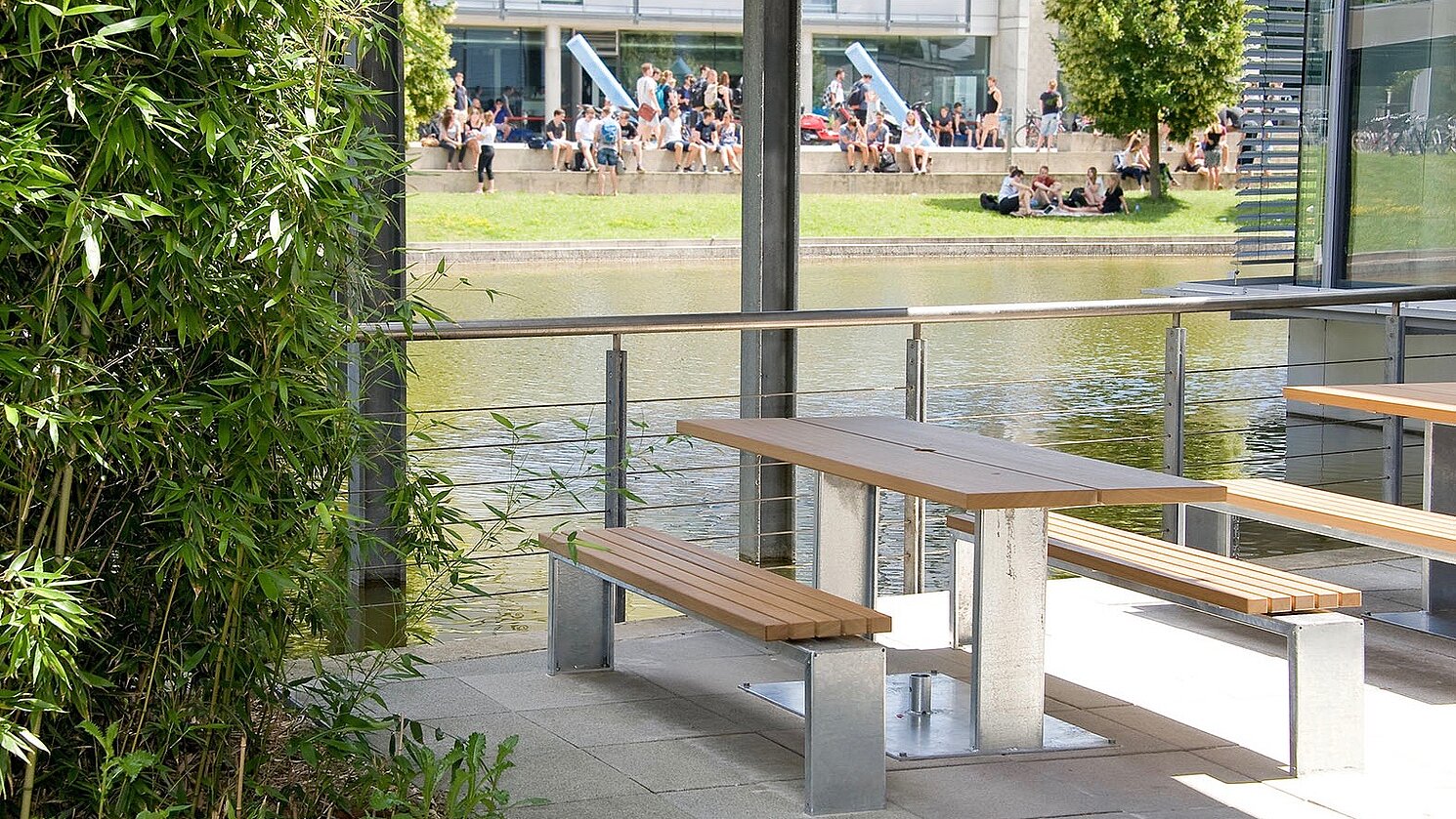 Leseterrasse mit Seeblick: Das neue Mobiliar für die Leseterrasse der Hochschulbibliothek am Campus der OTH Regensburg, Standort Seybothstraße.