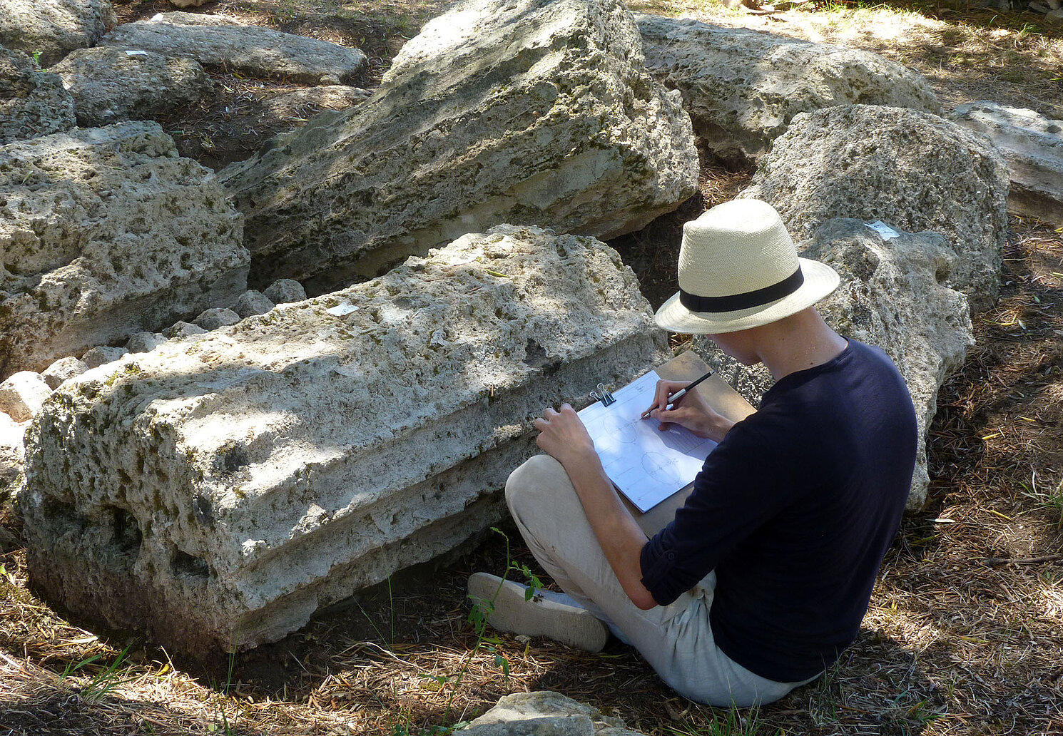 Student der Historischen Bauforschung an der Fakultät Architektur der OTH Regensburg Karol Niwinski bei der zeichnerischen Dokumentation antiker Säulenfragmente