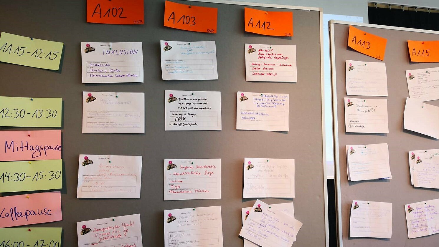 Programm und Sessions haben Teilnehmende nach Barcamp-Manier vor Ort selbst auf einer Sessionwand zusammengestellt. Foto: Dr. Susanne Schmitt