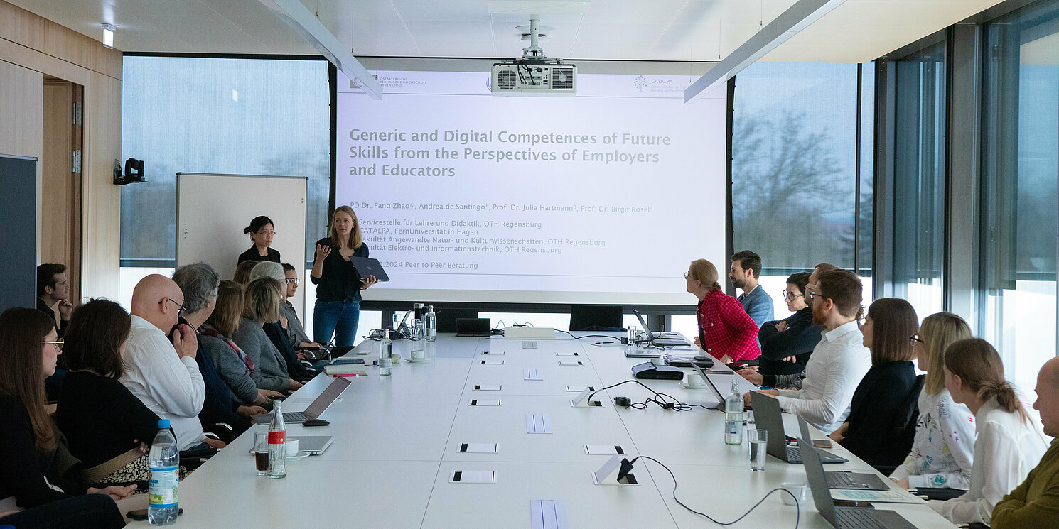 Präsentation in einem Konferenzraum mit mehreren Personen an einem großen Tisch.