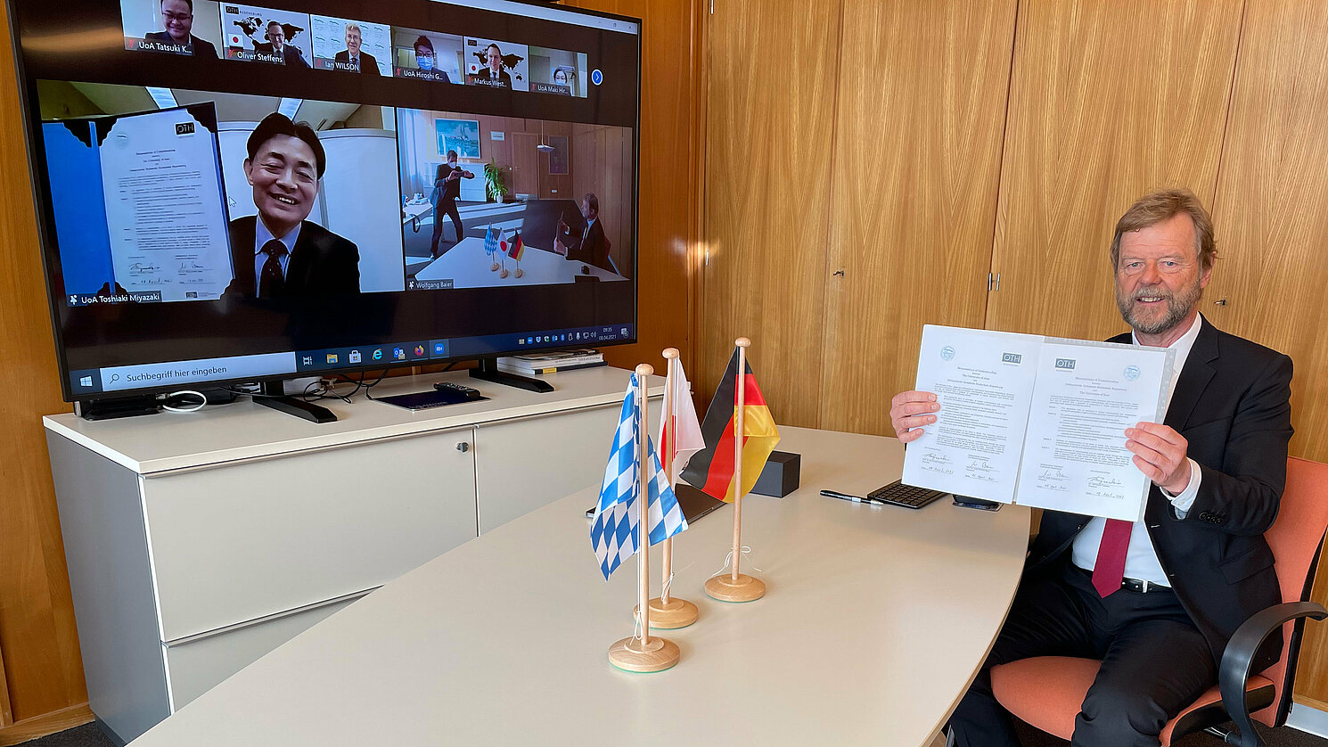 OTH Regensburg-Präsident Prof. Dr. Wolfgang Baier unterschreibt die Kooperationsvereinbarung mit der University of Aizu in Japan.