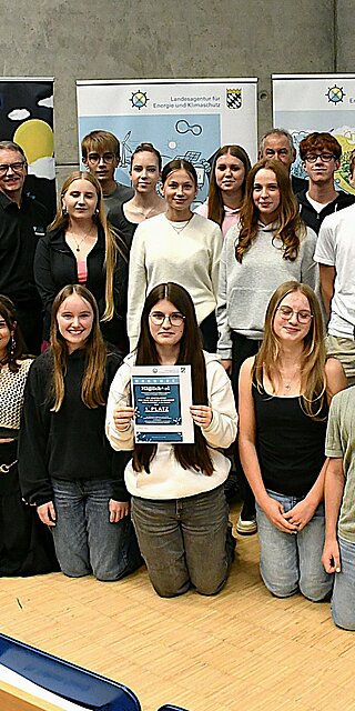 Das Siegerteam des Rhön-Gymnasiums Bad Neustadt mit Wirtschaftsstaatssekretär Tobias Gotthardt (rechts), OTH-Vizepräsident Prof. Dr. Christoph Skornia (hinten, 3. von links), Regensburgs Bürgermeister Ludwig Artinger sowie den Jury-Mitgliedern.