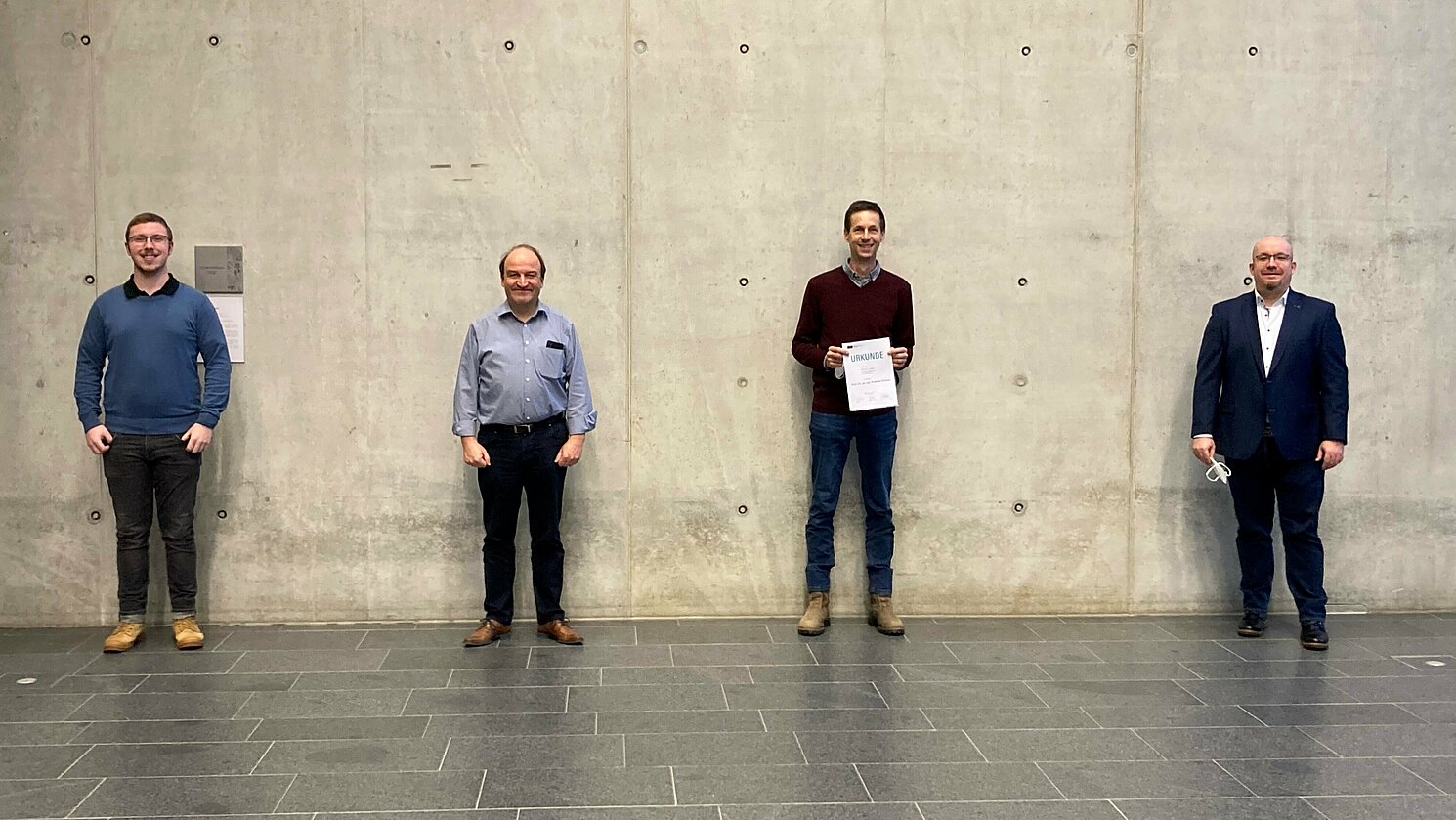 Von links: Johannes Wagner, Studierendenvertreter der Fakultät Maschinenbau, Prof. Dr. Ulrich Briem, Dekan der Fakultät Maschinenbau, Preisträger Prof. Dr. Wolfram Wörner und Studiendekan Prof. Dr. Andreas Wagner bei der Preisverleihung an der OTH Regensburg.