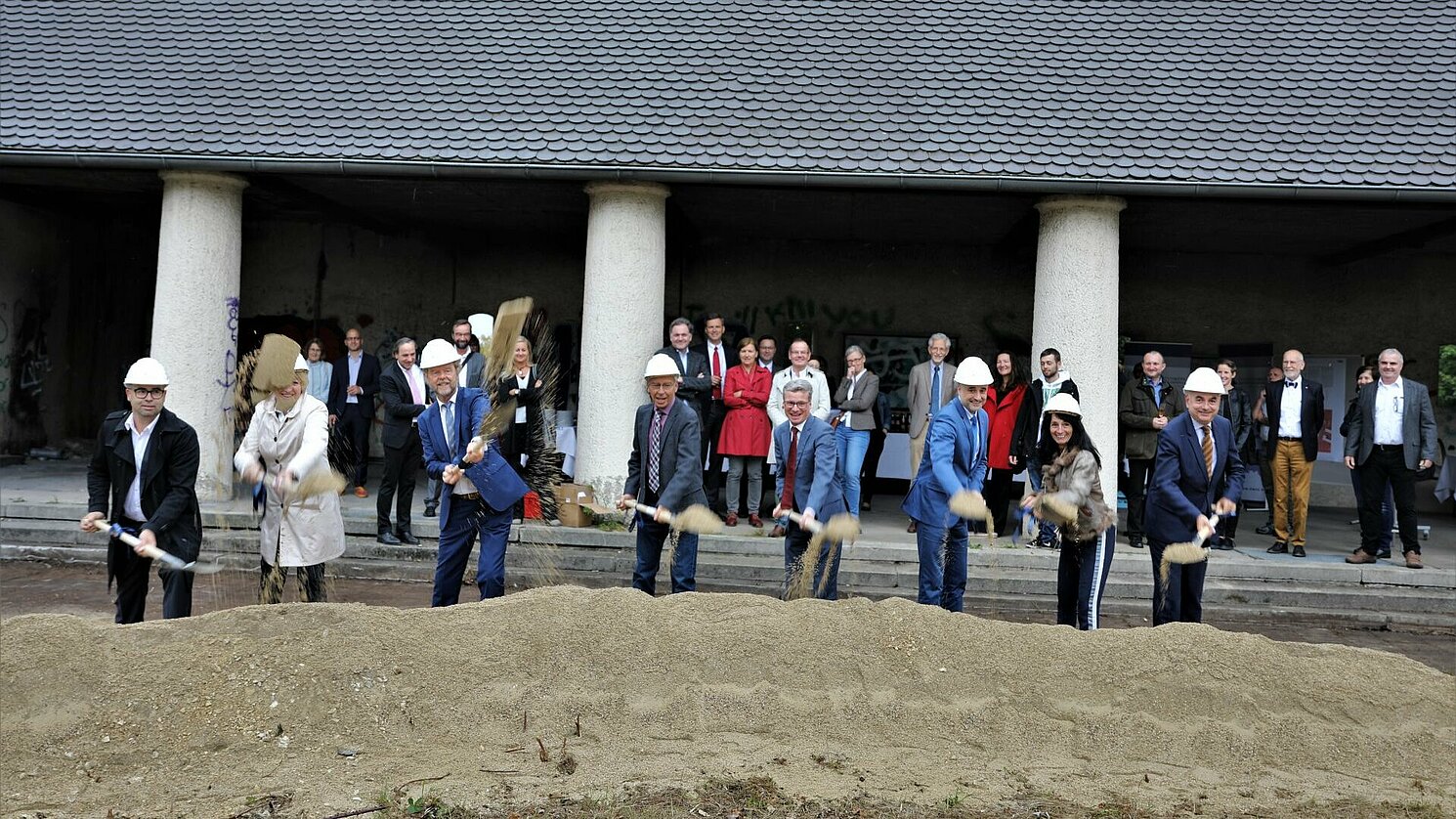 Mit dem Spatenstich werden die Umbaumaßnahmen des Kasernengebäudes in ein internationales Gästehaus eingeleitet.