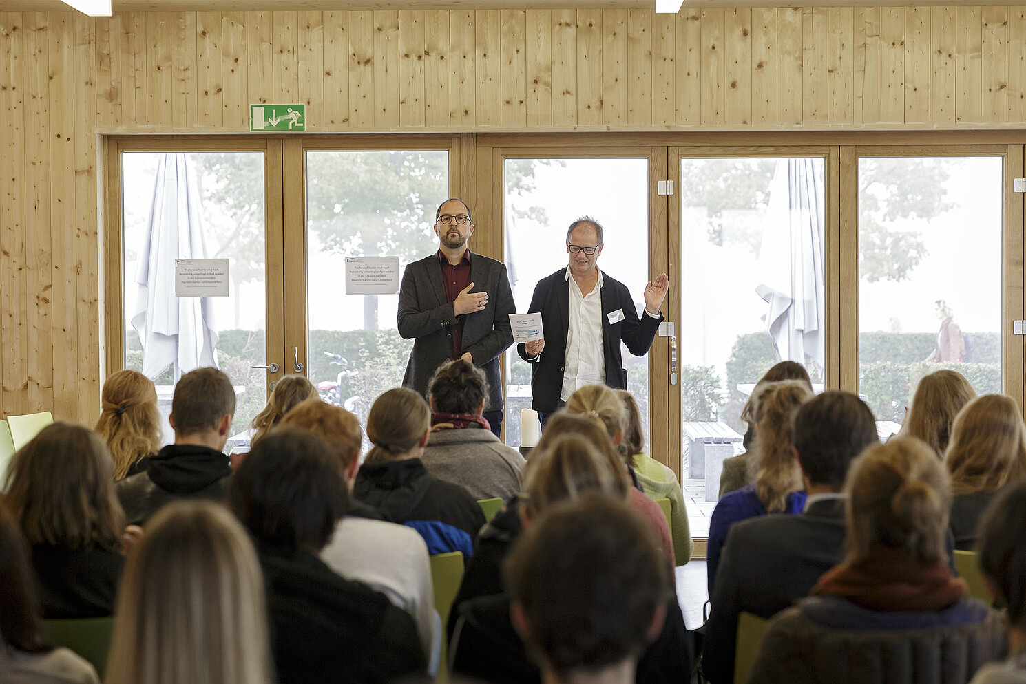 Meditation und Besinnung zum Semesterstart mit (links) Dr. Alexander Flierl (KHG) und Friedrich Hohenberger (ESG) im Studierendenhaus.