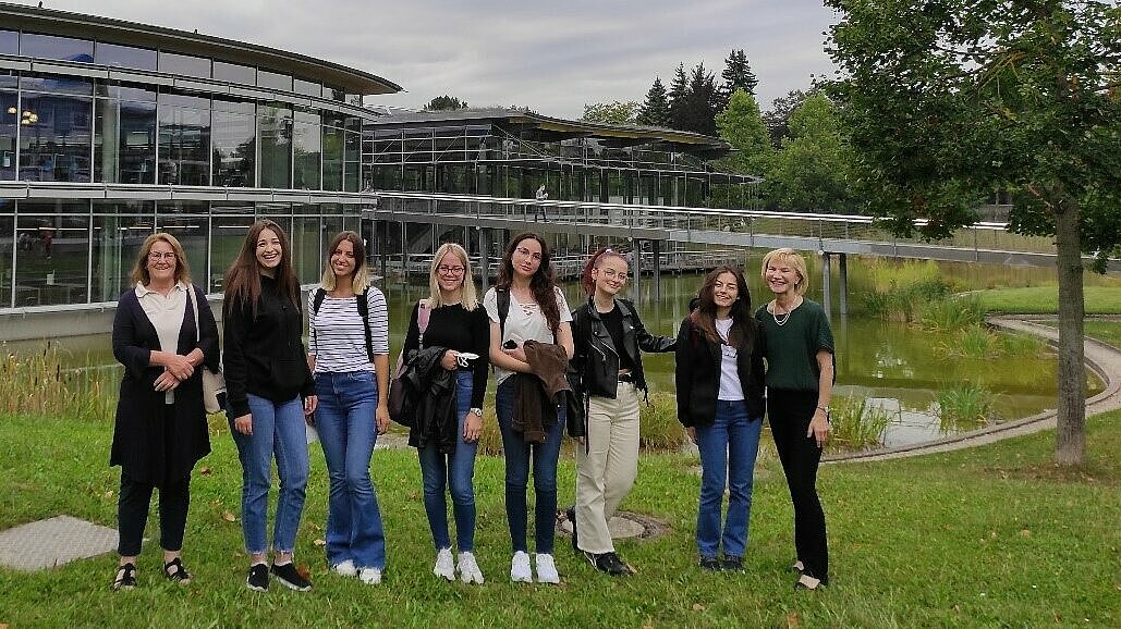 Von links: Prof. Dr. Irmgard Schroll-Decker, die sechs kosovarischen Studentinnen und Prof. Dr. Ruth Seifert.