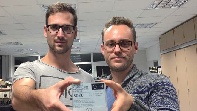 Alexander Schmidt (links) und Tristan Schönfelder haben anderthalb Jahre an dem Prototyp für ein elektronisches Türschild gearbeitet.