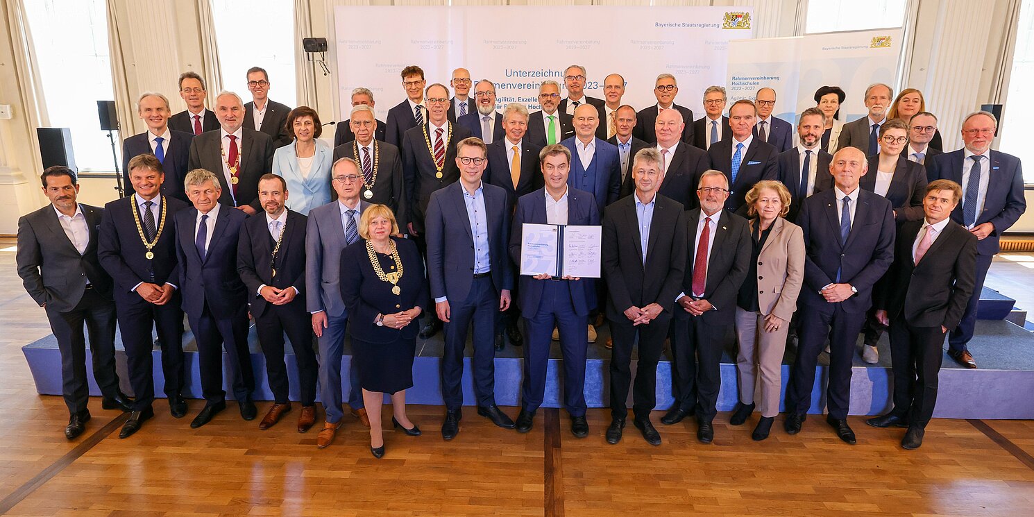 Auch Prof. Dr. Ralph Schneider, Präsident der OTH Regensburg (hinten, 2.v.l.), unterzeichnete die Rahmenvereinbarung. Foto: Alexandra Beier
