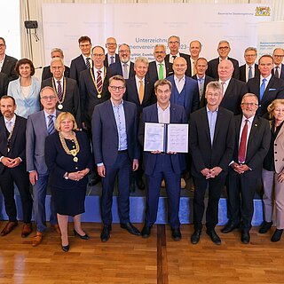 Auch Prof. Dr. Ralph Schneider, Präsident der OTH Regensburg (hinten, 2.v.l.), unterzeichnete die Rahmenvereinbarung. Foto: Alexandra Beier