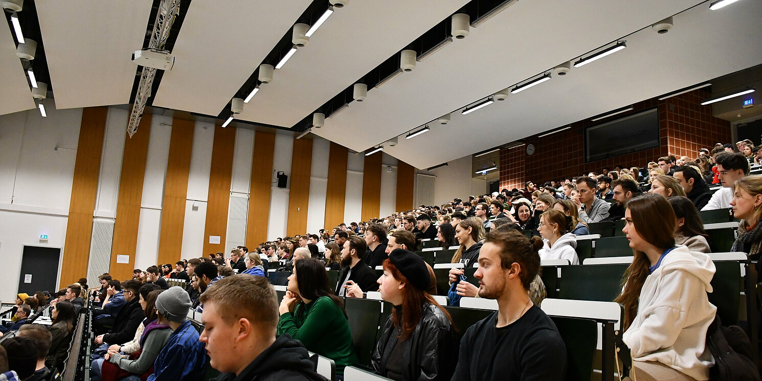 Das Sommersemester 2023 ist gestartet: Im Hörsaal S054 wurden die neuen Studierenden begrüßt. Foto: OTH Regensburg/Alisa Weinhold