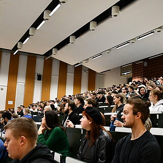 Das Sommersemester 2023 ist gestartet: Im Hörsaal S054 wurden die neuen Studierenden begrüßt. Foto: OTH Regensburg/Alisa Weinhold