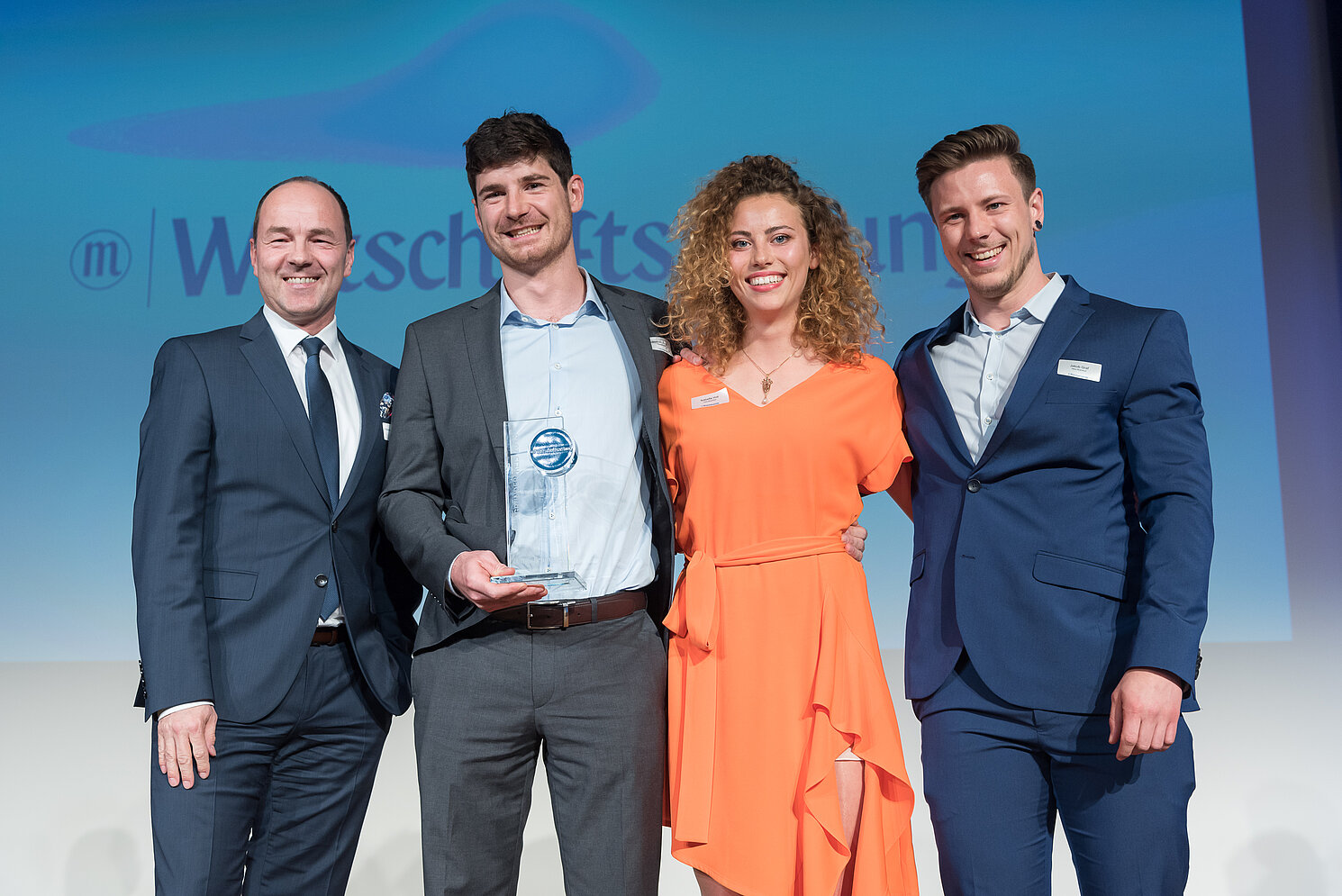 Die Gewinner des Gründerpreises: Matthias Coufal (2. von links), Jakob Graf (rechts) und Isabella Voit von Hans Brainfood mit Laudator Alexander Rupprecht, Geschäftsführer der R-Tech GmbH.