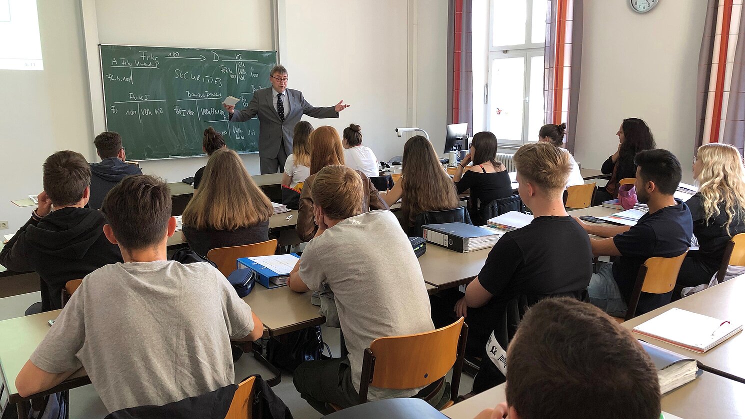 Wie kommen die Euros und Wertpapiere von Frankreich nach Deutschland? Prof. Dr. Claus Koss von der Fakultät Betriebswirtschaft der OTH Regensburg erklärte in der Berufsschule Straubing II das TARGET2-System.