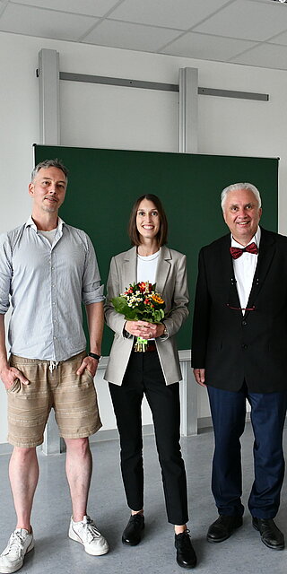 Prof. Dr. Sven Hilbert (von links), Zweitgutachter von der Universität Regensburg, Lisa Grabinger und Prof. Dr. Jürgen Mottok, Doktorvater und Erstgutachter. 