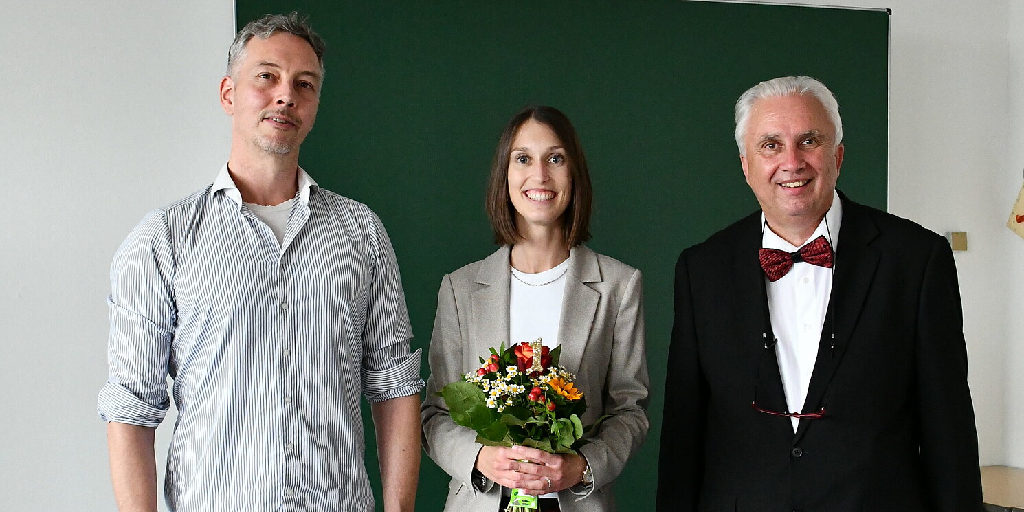 Prof. Dr. Sven Hilbert (von links), Zweitgutachter von der Universität Regensburg, Lisa Grabinger und Prof. Dr. Jürgen Mottok, Doktorvater und Erstgutachter. 