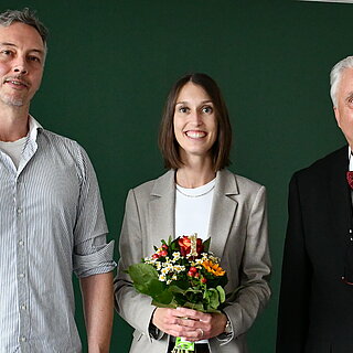 Prof. Dr. Sven Hilbert (von links), Zweitgutachter von der Universität Regensburg, Lisa Grabinger und Prof. Dr. Jürgen Mottok, Doktorvater und Erstgutachter. 
