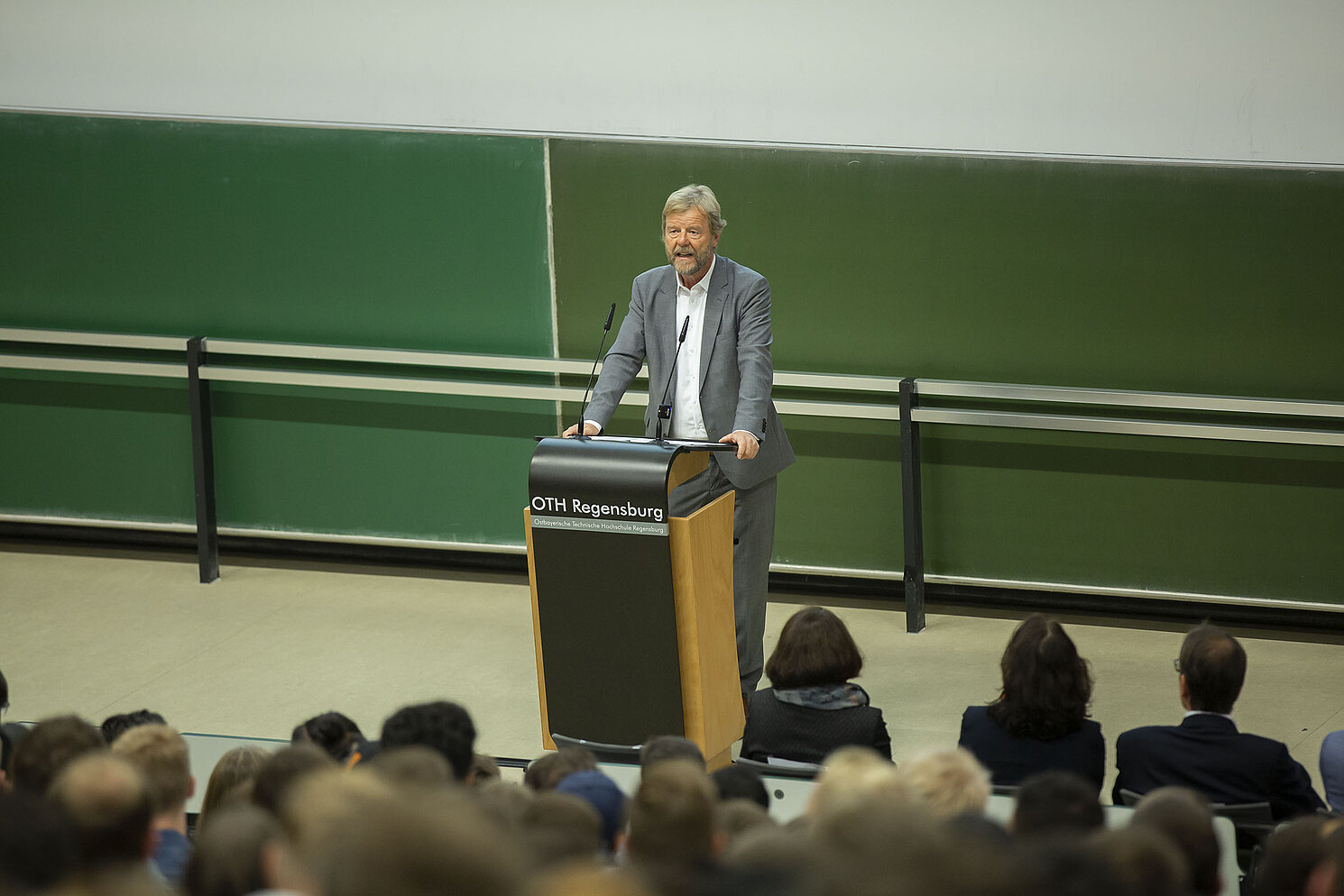 Startschuss: Der Präsident der OTH Regensburg, Prof. Dr. Wolfgang Baier, stellte den neuen Studierenden in seiner Begrüßung die OTH Regensburg vor.