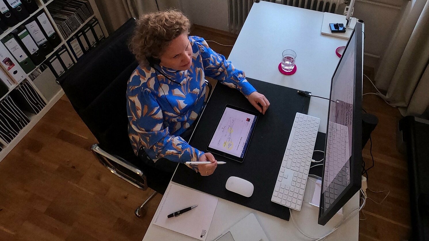 Prof. Dr. Sabine Jaritz leitet das Unternehmensplanspiel der Fakultät Betriebswirtschaft in diesem Semester aus dem Home Office.