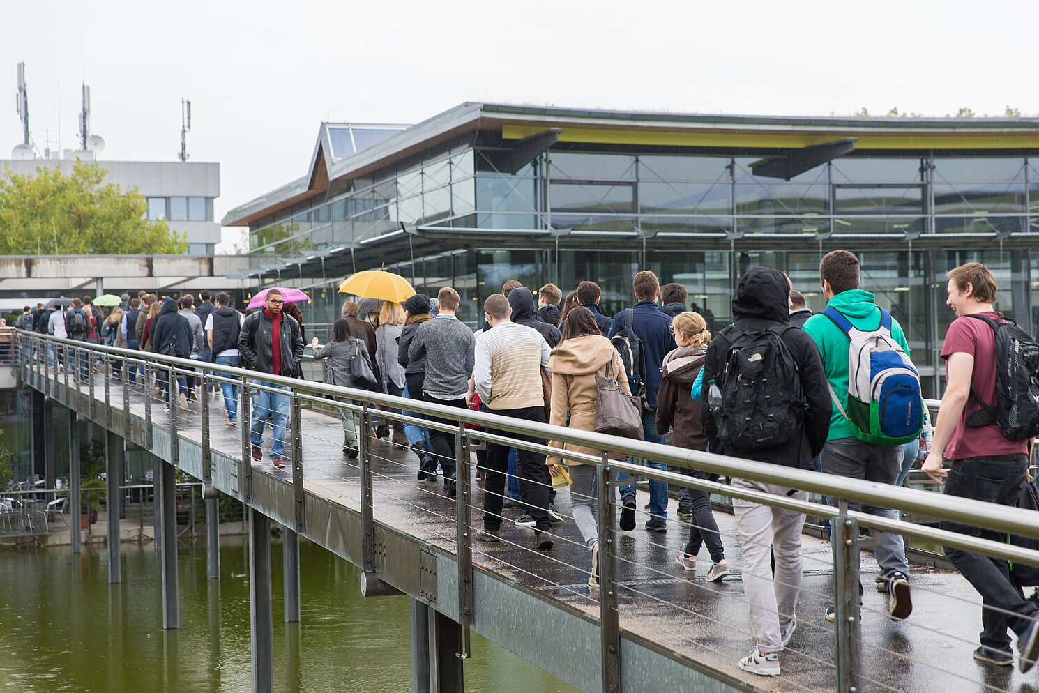 Voller Betrieb am ersten Tag im Wintersemester 2016/2017 - trotz Regen. Fotos: OTH Regensburg / Paul Mazurek