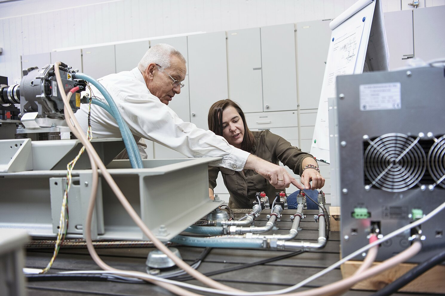 Die Ingenieurin Laetitia Passilly (rechts) lässt sich von Prof. Anton Haumer (links) an der OTH Regensburg den Elektroantrieb erläutern Die Ingenieurin Laetitia Passilly (rechts) lässt sich von Prof. Anton Haumer (links) an der OTH Regensburg den Elektroantrieb erläutern