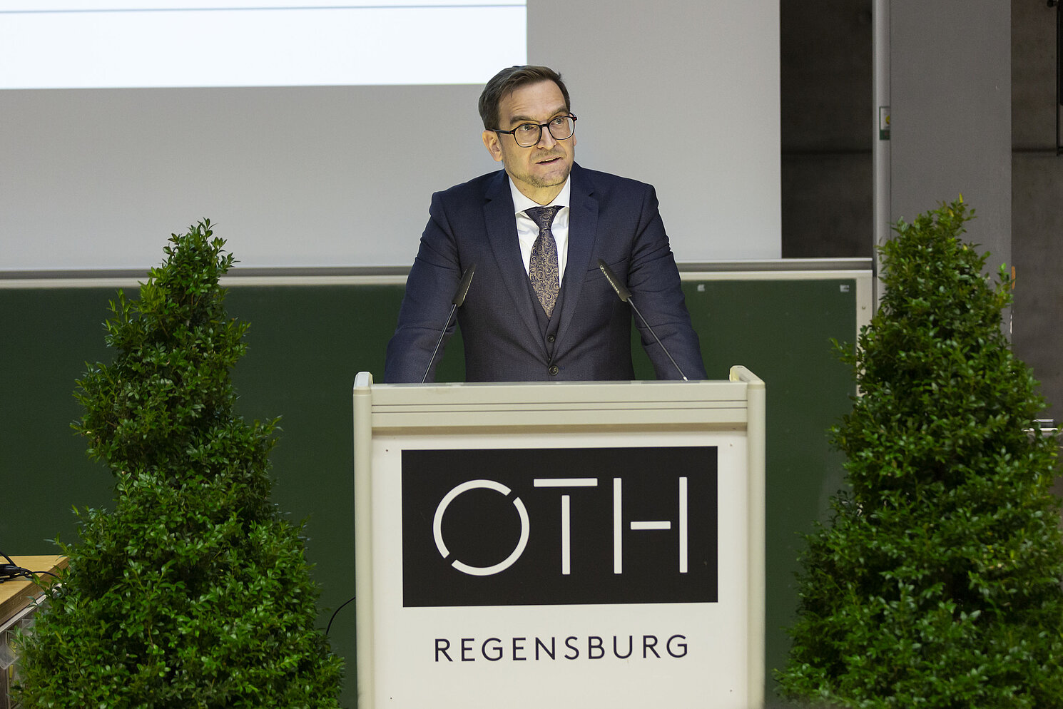 Prof. Dr. Oliver Steffens, Dekan der Fakultät Allgemeinwissenschaften und Mikrosystemtechnik.