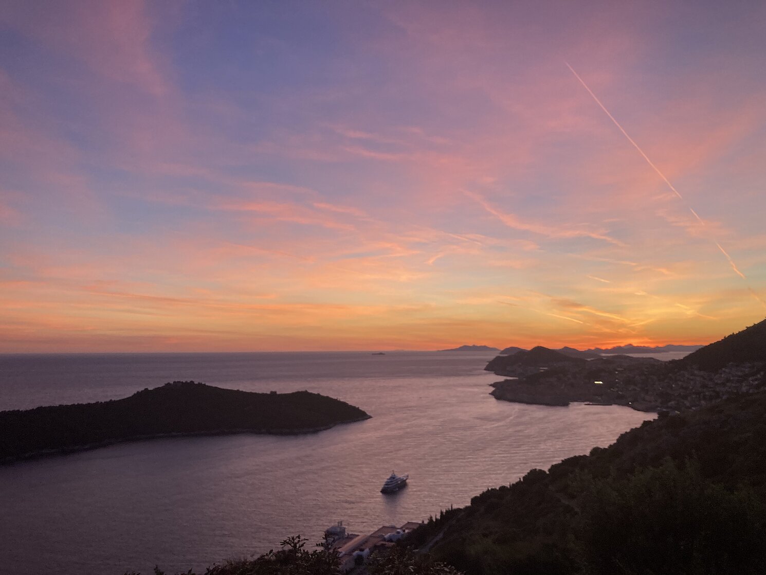 Sonnenuntergang mit Blick auf die Stadtmauern und der Insel Lokrum.