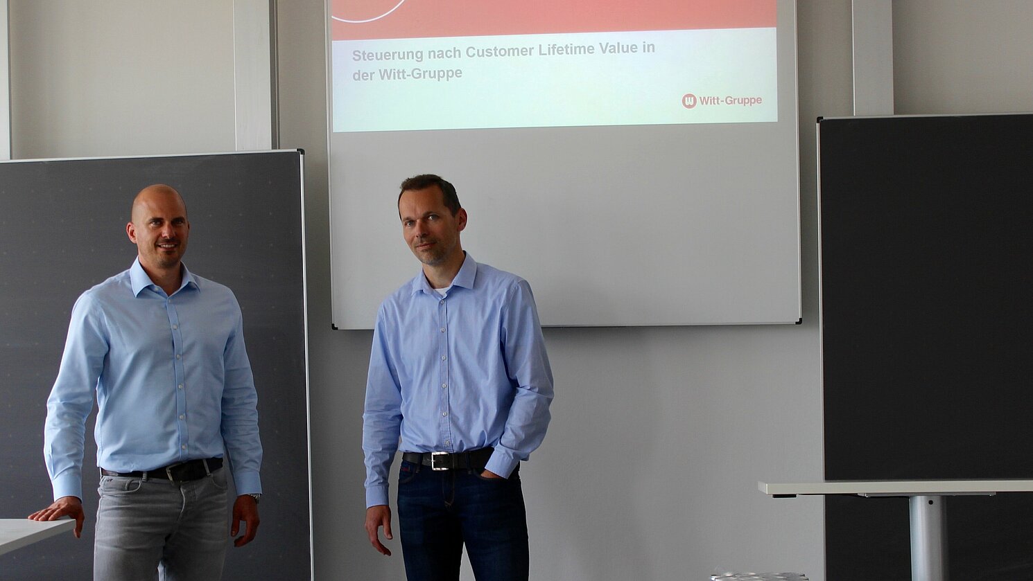 Von links: Gastreferent Peter Mayr, der Marketingleiter Westeuropa bei der Firma Witt, zusammen mit Prof. Dr. Christian Dach von der Fakultät Betriebswirtschaft der OTH Regensburg. 