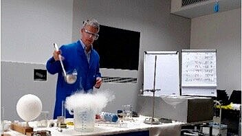 Im Rahmen einer kurzweiligen und informativen Experimentalshow führte Matthias Hauner Versuche mit Gasen vor. 
