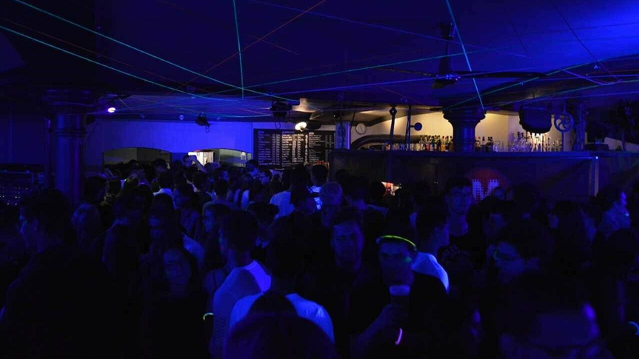 Bei der NEON Party zum Start des Wintersemesters 2019/2020 konnten 1.500 Euro für den Verein "Frauen helfen Frauen e. V." gesammelt werden.