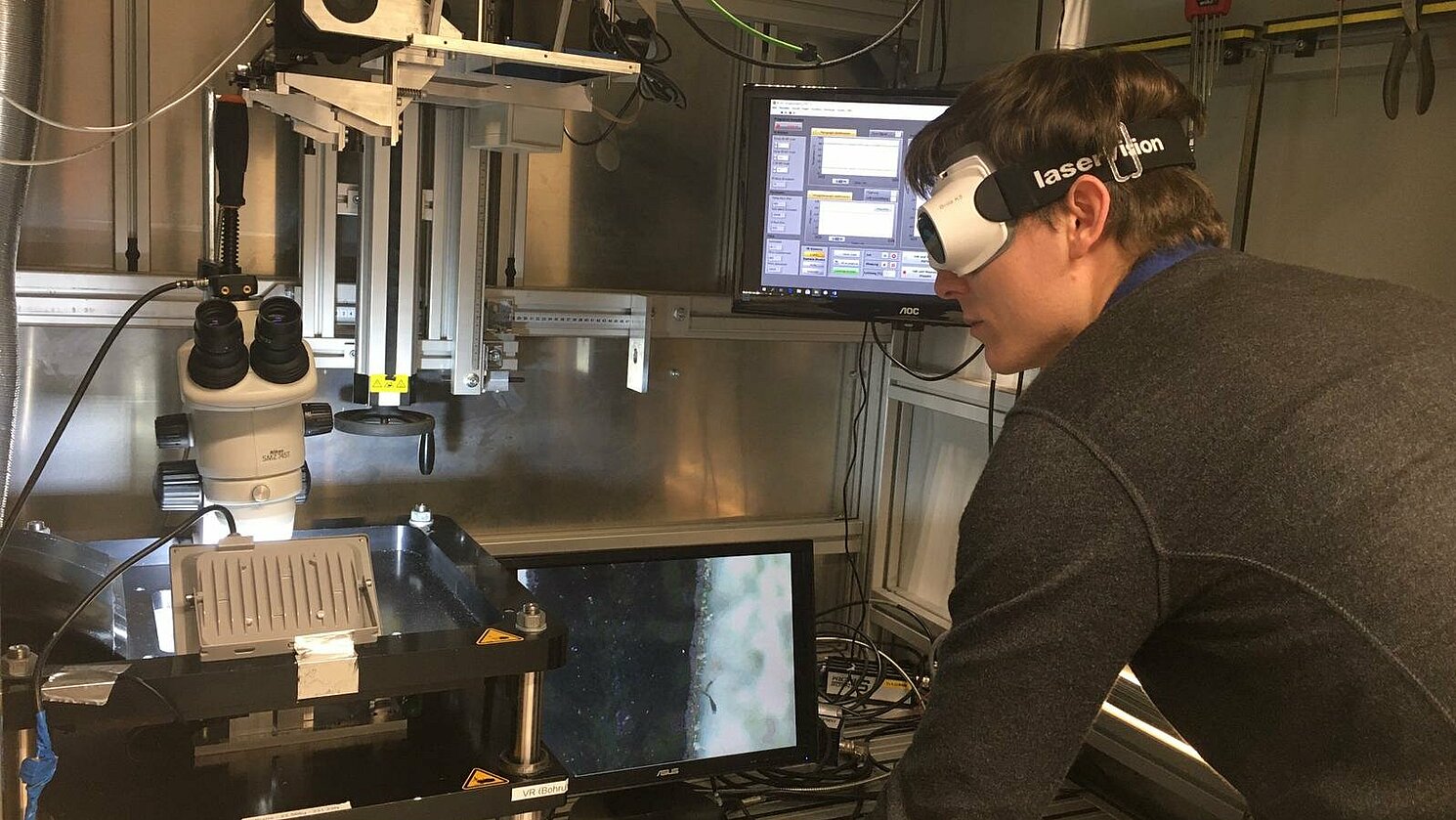 Doktorand Frederik Maiwald bei der Analyse des ortsaufgelösten Schmelzeflusses beim Laser-Kunststoffschweißen.