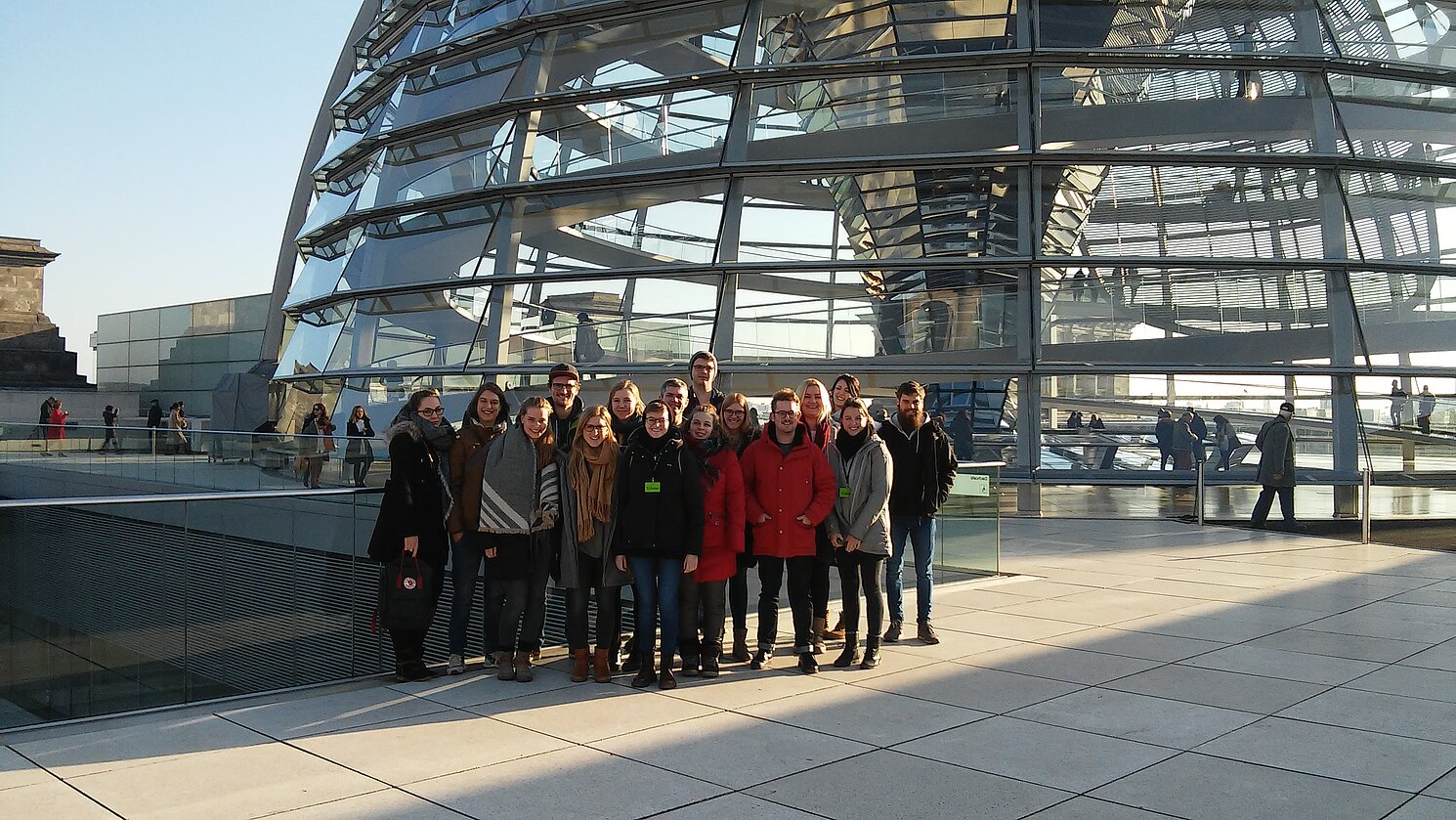 Gruppe der Studierenden vor der Kuppel des Reichstags in Berlin.