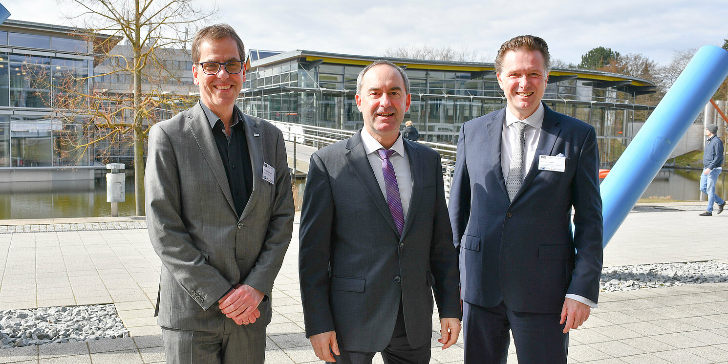 Prof. Dr. Ralph Schneider, Präsident der OTH Regensburg, Staatsminister Hubert Aiwanger, MdL, Bayerisches Staatsministerium für Wirtschaft, Landesentwicklung und Energie, Dr. Jürgen Helmes, IHK