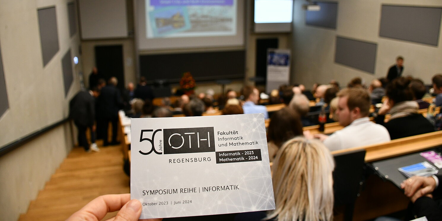 Präsident Professor Dr. Ralph Schneider, Professor Dr. Frank Herrmann und Hubert Süß freuen sich mit Finanz- und Heimatminister Albert Füracker und den Referenten über ein gelungenes Symposium.