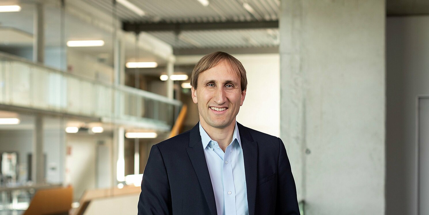 Prof. Dr.-Ing. Michael Sterner bringt sein Fachwissen in den Bereichen Wasserstofftechnologien, Energiespeicher und Systemtransformation nun in den Nationalen Wasserstoffrat ein. Foto: OTH Regensburg/Florian Hammerich