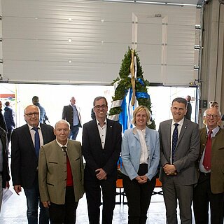 Bauherr Martin Hess (2.v.l.), Geschäftsführer der Intertec Technologie Campus GmbH, hatte alle Beteiligten zum Richtfest eingeladen; darunter OTH-Präsident Prof. Dr. Ralph Schneider, (5.v.l.). Foto: Linda Moser, Intertec-Hess GmbH