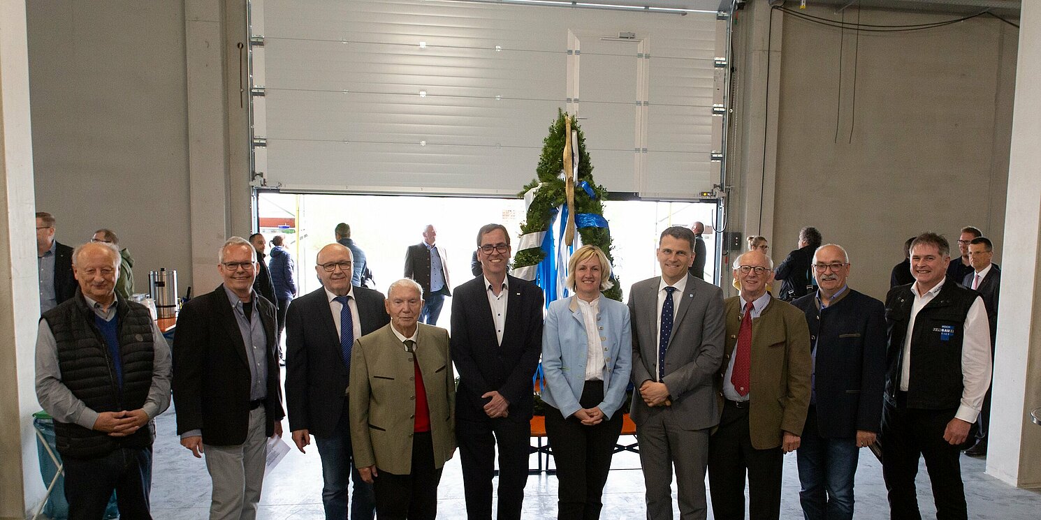 Bauherr Martin Hess (2.v.l.), Geschäftsführer der Intertec Technologie Campus GmbH, hatte alle Beteiligten zum Richtfest eingeladen; darunter OTH-Präsident Prof. Dr. Ralph Schneider, (5.v.l.). Foto: Linda Moser, Intertec-Hess GmbH