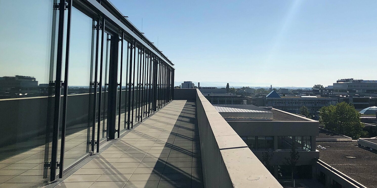 Blick von der Terrasse des Verwaltungsgebäudes zum Campus