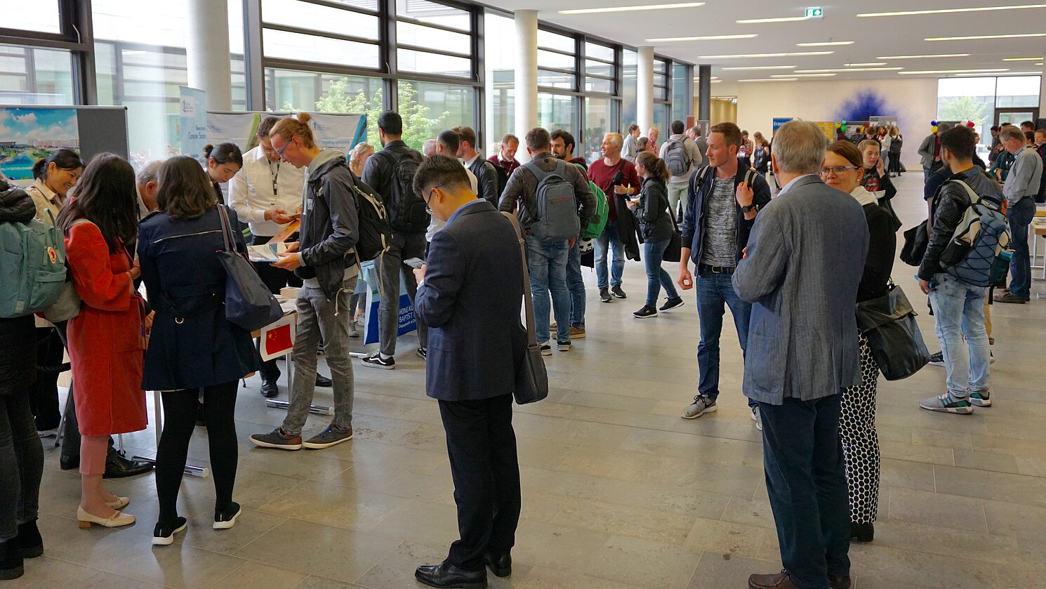 Großes Interesse zeigten die Studierenden der OTH Regensburg an der Info-Messe „Study Abroad Fair“ zum Thema Auslandsaufenthalt, die im Foyer Informatik stattfand.