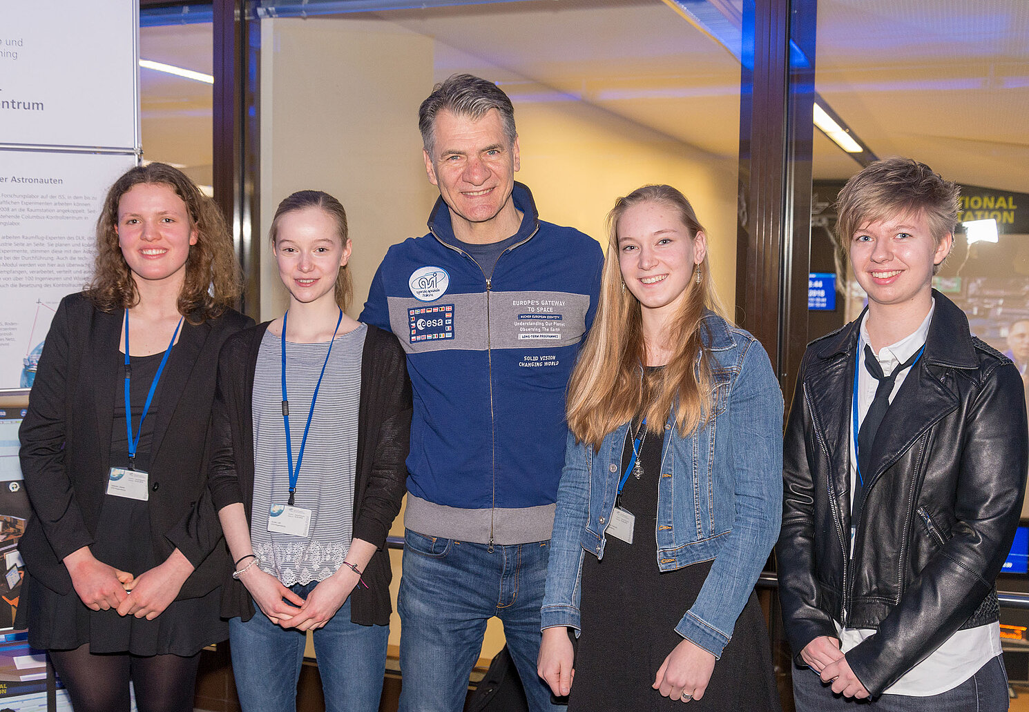 (von links) Jelena Schmitz, Lilli Grube, Paolo Nespoli, Hannah van de Loo, Ann-Kristin Schramm auf der Brücke des ISS-Kontrollzentrums am Deutsche Zentrum für Luft- und Raumfahrt in Oberpfaffenhofen. Foto: © DLR Oberpfaffenhofen, André Stöcker