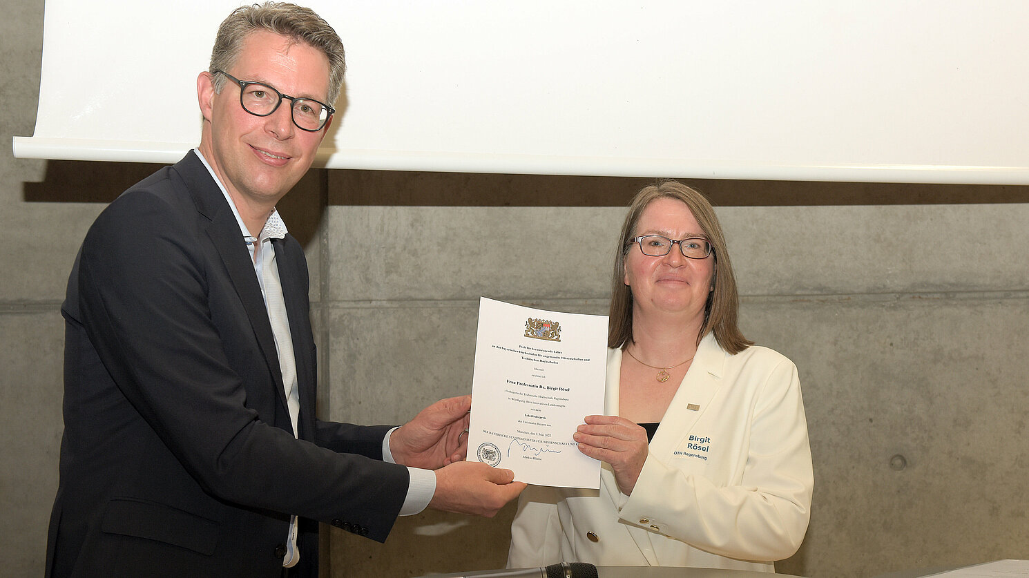 Wissenschaftsminister Markus Blume überreichte den mit 20.000 Euro dotierten Lehrförderpreis an Prof. Dr. Birgit Rösel. Foto: Michael Pulczynski