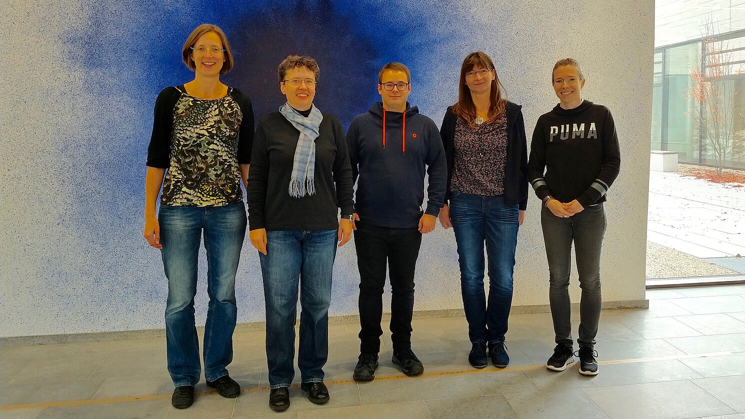 Von links: Prof. Dr. Stefanie Scherzinger, Prof. Dr. Uta Störl, Mark Lukas Möller, apl. Prof. Dr. Meike Klettke und Andrea Hillenbrand an der OTH Regensburg im Oktober 2018. Foto: Kannan Amuthameenakshiprasad  
