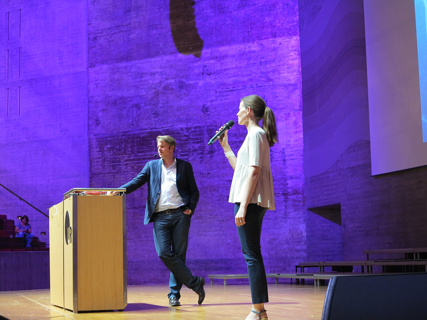 Susanne Gebauer, Universität Regensburg, begrüßt den Referenten, Prof. Dr. Felix Wellniz
