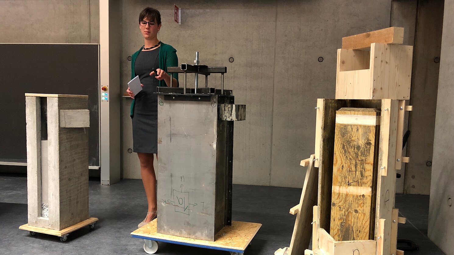 Sarah Meyer zwischen einem fertigen Wasserfilter und der fehlgeschlagenen Metallschalung. Rechts die gut funktionierende Schalung aus Holz. 