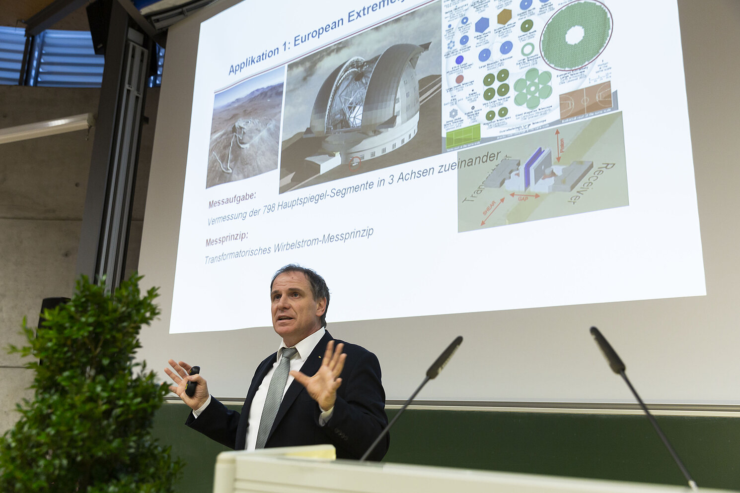 Festredner Prof. Dr. Martin Sellen berichtete von Anwendungsgebieten der Sensorik, zum Beispiel von dem im Bau befindlichen, weltweit größten Teleskop in der Atacamawüste in Chile. Fotos: OTH Regensburg / Florian Hammerich