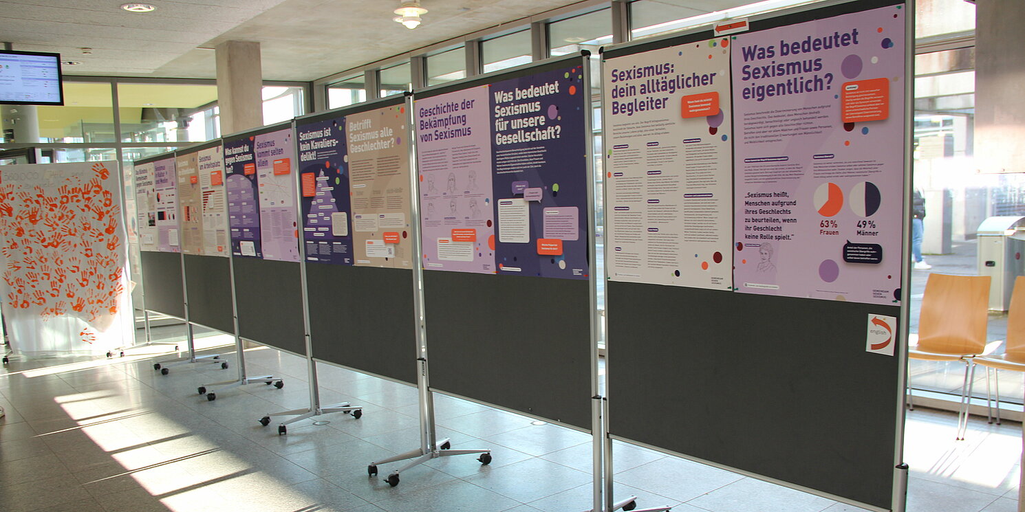 Die Wanderausstellung "Gemeinsam gegen Sexismus" ist noch bis 10. Dezember 2025 an der OTH Regensburg zu sehen. Foto: Jana Faerber