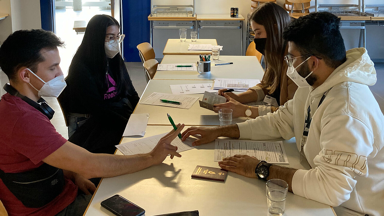 Die Tutor*innen des Akademischen Auslandsamts unterstützen die Austauschstudierenden bei administrativen Prozessen und informieren über das anstehende Willkommensprogramm. Foto: OTH Regensburg/Claudia Trotzke