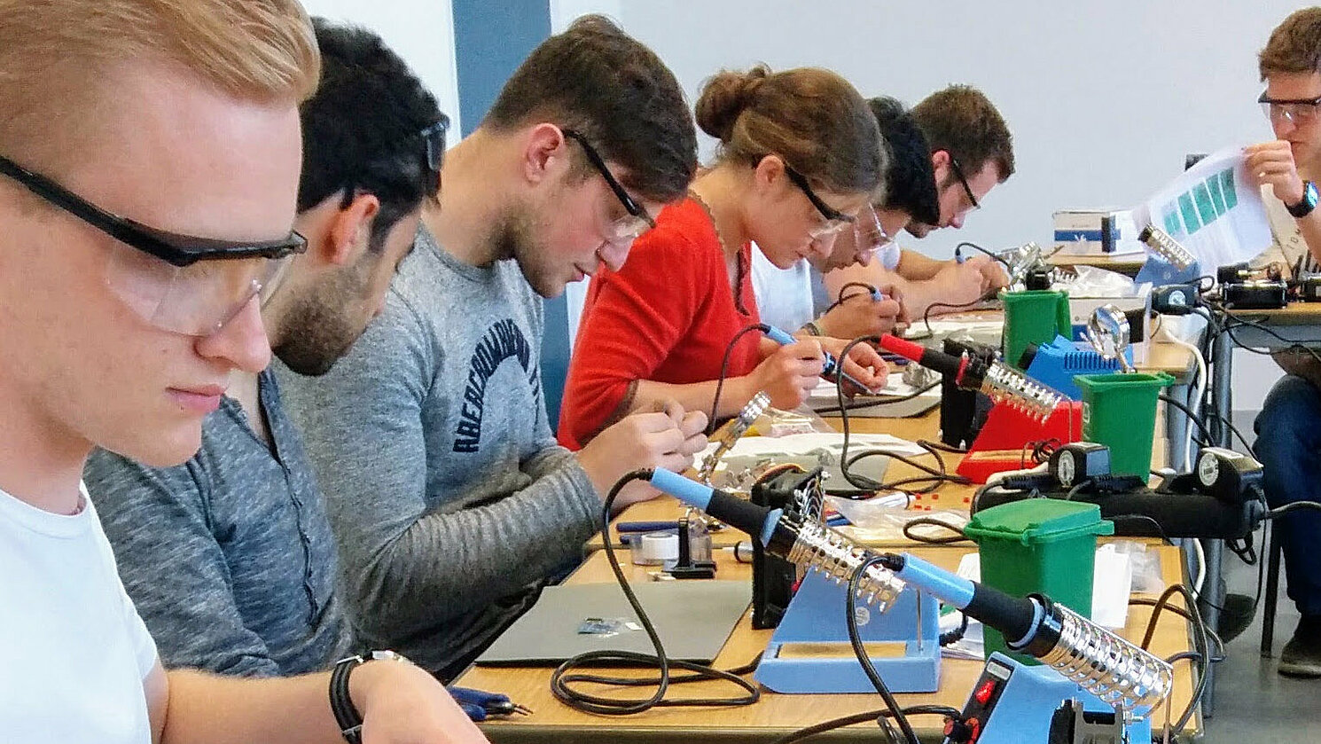 Konzentration und sorgfältiges Arbeiten gewährleisten eine ordnungsgemäße Funktion und vermeiden so eine aufwändige Fehlersuche.