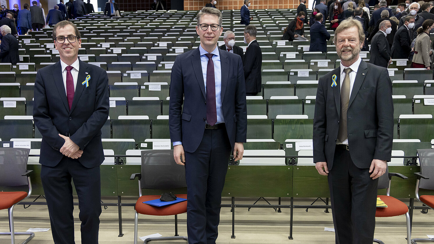 Prof. Dr. Ralph Schneider (li.) ist neuer Präsident der OTH Regensburg. Bei der Amtsübergabe würdigte Wissenschaftsminister Markus Blume (Mitte) die Verdienste seines Vorgängers Prof. Dr. Wolfgang Baier (re.). Foto: OTH Regensburg/Florian Hammerich